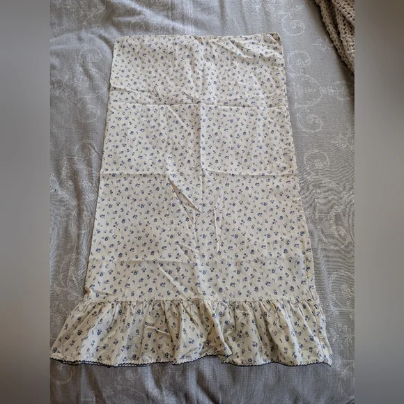 Ralph Lauren calico blue and white floral pillows cases w/ ruffles - Picture 2 of 6